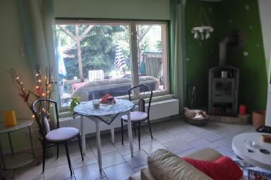 Ausziehbarer Esstisch im Wohnzimmer (4 Sthle vorhanden) 