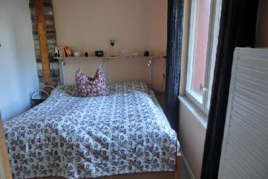 Schlafzimmer (A) mit Doppelbett und Schrank