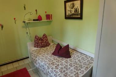 Schlafzimmer (B) mit Einzelbett, einem herausziehbaren Rollbett und Schrank