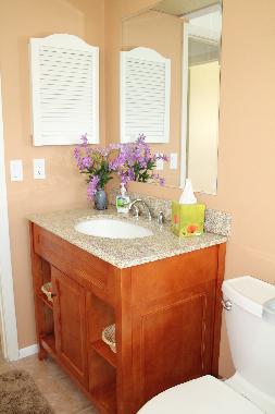 Das zweite Badezimmer mit Dusche und Wanne
