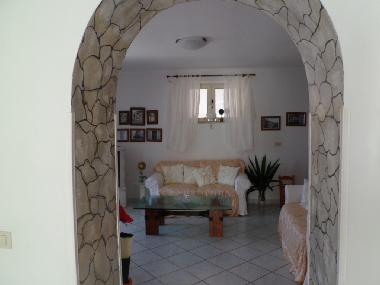 Blick aus der Kche in den Wohnbereich