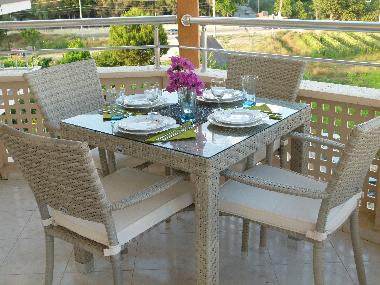 Essen auf dem Balkon f�r vier