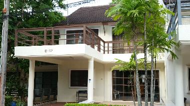 Ansicht mit Carport und gro�en Terrassen