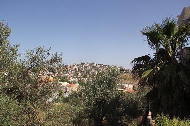 Blick auf den Ort, das Haus liegt im linken oberen Bereich des Berges
