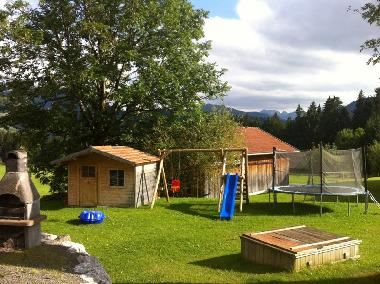 Garten mit Spielplatz
