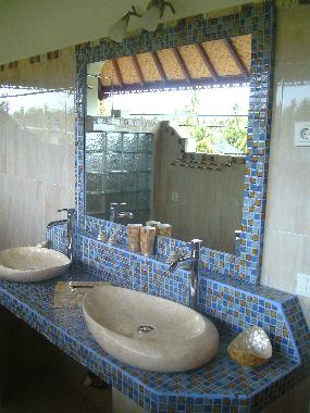 Badezimmer zum Doppelzimmer oben rechts