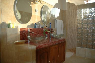 Badezimmer mit Doppellavabo und Dusche, WC