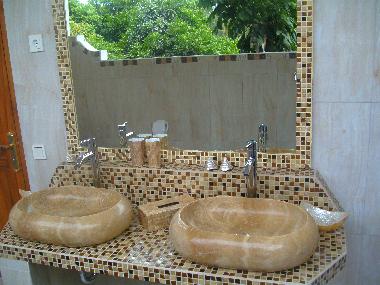 Badezimmer zum Doppelzimmer unten links