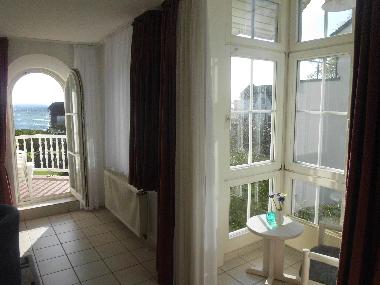Wohnzimmer mit Balkon und Meerblick