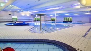 Hallen- und Freibad am Eingang zum Park