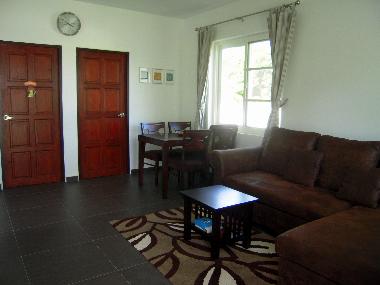 Wohnzimmer mit Couch und Essecke