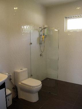 Badezimmer mit Warmwasserdusche