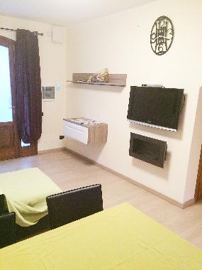 Wohnbereich mit Flachbildschirm-TV