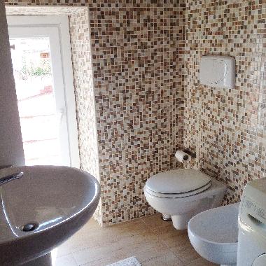 Bad mit Dusche/ WC/ Bidet