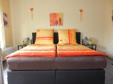 Schlafzimmer mit Boxspringbett 1,80m breit