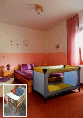 Schlafzimmer 2 mit 1,40m Bett +Babyreisebett und Stuhl
