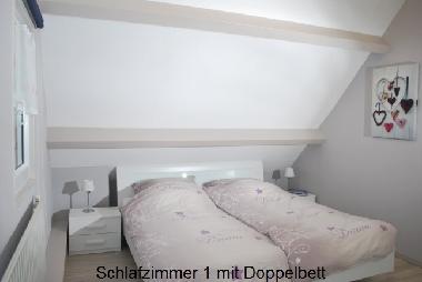 Schlafzimmer mit Doppelbett