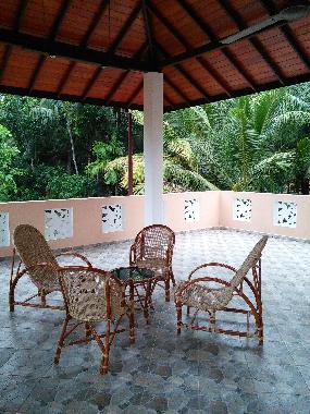 grosse Terrasse mit Holzdach