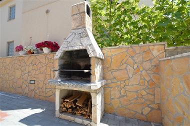 Auengrill im Innenhof