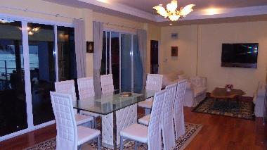 Wohn-/Esszimmer mit Sofa und vollausgestatteter K�che