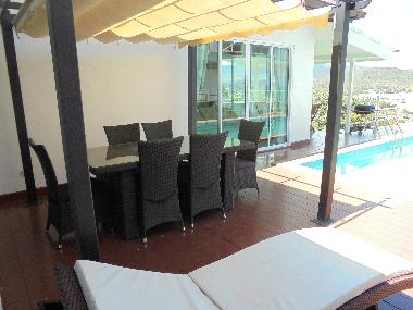 Esstisch der Pool-Terrasse, Sonnenliegen, Grill, Sonnenzelt u.a.m.