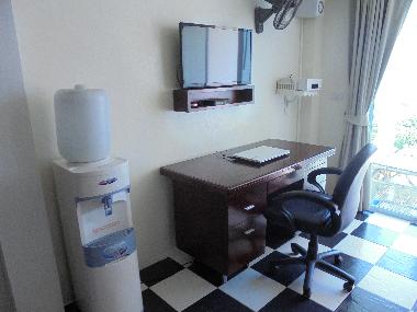 Schreibtisch, TV, Hifi, Wasserspender