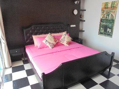 Schlafzimmer mit King-Size Bett, TV, Klima-Anlage, Ventilator, el. Tresor