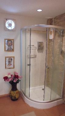 Badezimmer mit Dusche / WC