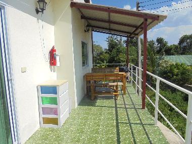 Die 25 m2 grrosse Terrasse mit Esstisch und Grill