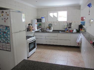 K�chenbereich mit K�hlschrank, Herd, Mikrowelle und Kaffeemaschine