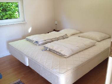 Die beiden Zimmer sind in hellen Farben