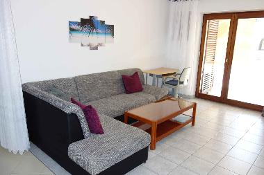 Sofaecke mit PC-Tisch und Terrassentr