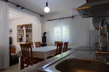 Kche mit Fenster, Esstisch, Holzofen