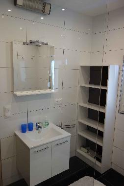 Bad mit Spiegel, Waschbecken und Ablageregal