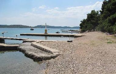 Kiesbadestrand in der Bucht Vrulje