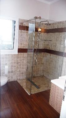 Tageslicht Bad mit XXL Dusche von Grohe und WC