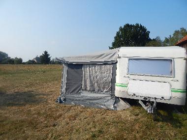 Wir bieten auch einen Wohnwagen zur Vermietung im Kirschgarten Heinsdorf. (4-6 Personen)