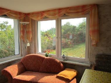 Das Wohnzimmer mit groen Panoramafenstern 