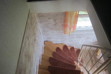 Die Treppe hoch fhrt in das Schlafzimmer