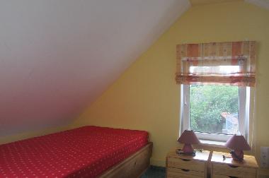 Das Schlafzimmer mit Blick in den Garten 