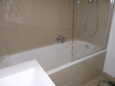 Das Badezimmer mit Badewanne