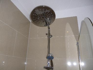 Das Badezimmer mit groer Rain-Dusche