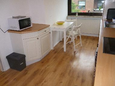 Die K�che mit Essecke und Mikrowelle