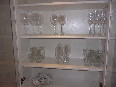 Das Wohnzimmer mit Vitrinenschrank