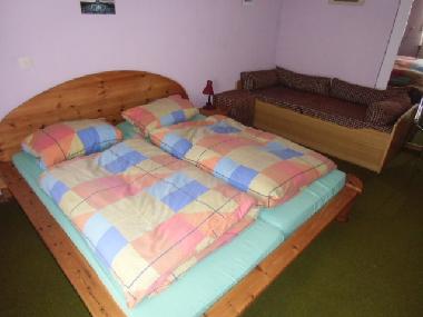 Schlafzimmer mit Doppelbett und Einzelbett