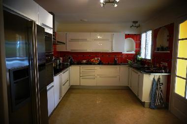 grosse kueche mit amerikanischem kuehlschrank