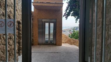 Aufzug und Treppe zum Strand/Meer und Promenade