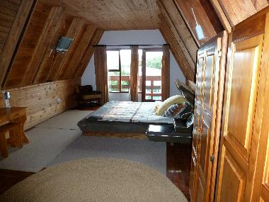 Schlafzimmer, en-suite mit Balkon