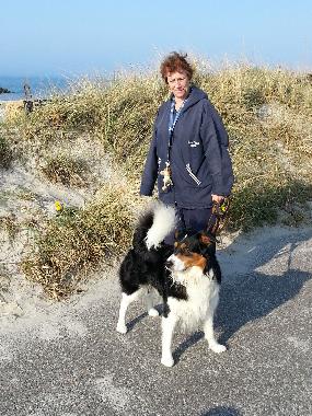 Monty und Frauchen am Strand