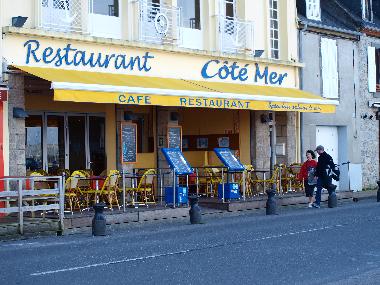 Stra�e am Hafen von Camaret mit gem�tlichen Restaurants